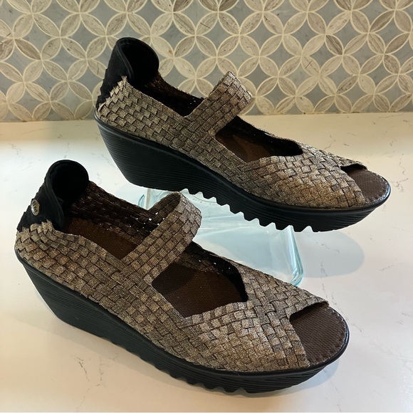 NWOB Bernie Mev. Women's Lulia EU Size 41/US 9.5 Gold Black Basket Weave Wedge - Picture 3 of 10